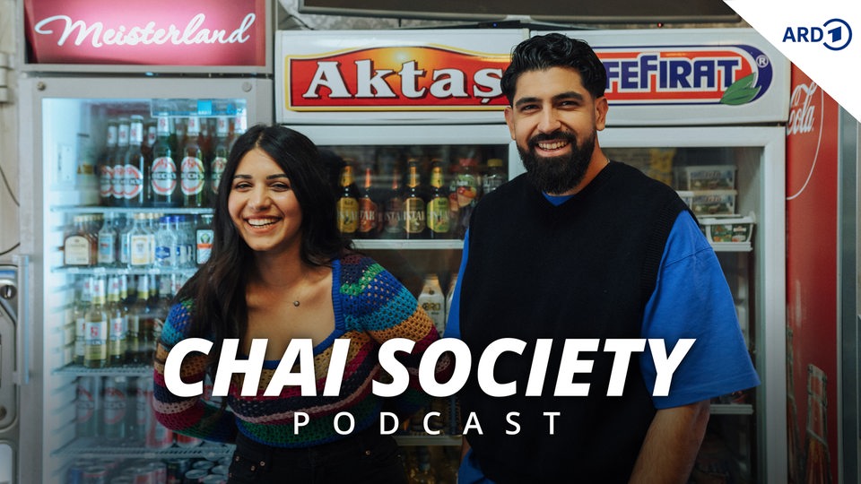 Meltem und Yosuf von chai Society stehen in einem Kiosk. 