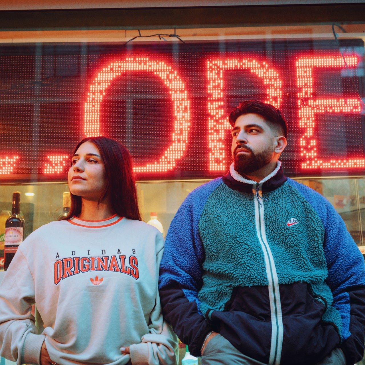 Meltem und Yousuf von Chai Society stehen vor einem Kiosk.